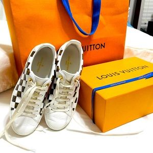 Authentic Louis Vuitton Sneakers w box/bag